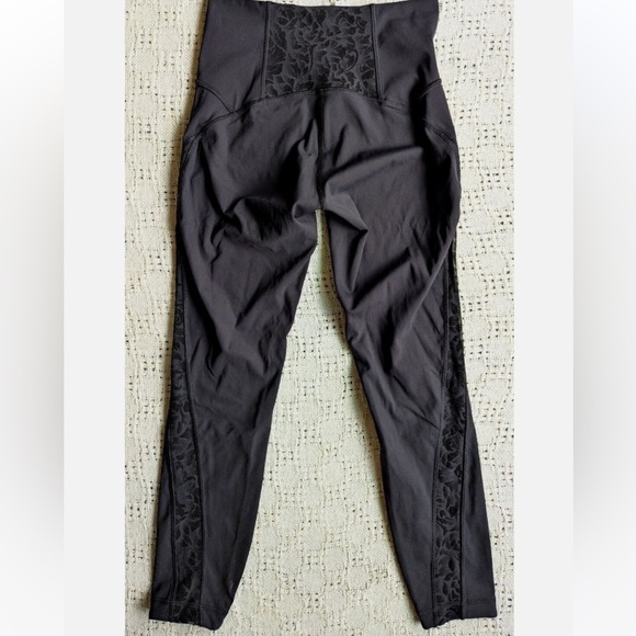 Lululemon Meant To Move 7/8 Tight (25") Black / Flocked Floral Black size 4 EUC - Picture 5 of 7